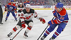 Ond�ej Palát bojuje o puk s obráncem Spencerem Stastneym.