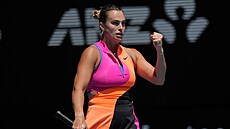 Aryna Sabalenková se povzbuzuje ve druhém kole Australian Open.