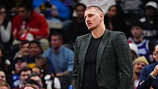 Nikola Joki� sleduje porá�ku Denveru v utkání s Los Angeles Lakers.