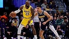 LeBron James v akci proti Denveru.