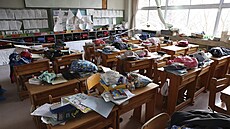 Uvnit� stále le�í na lavicích u�ebnice, po podlaze jsou rozházené penály a...