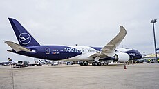 Boeing 787 Lufthansy s nápisy �100 let�, �1926�2026� na leti�ti ve Frankfurtu...