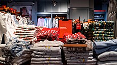 Oble�ení v obchod� zna�ky Hollister v nákupním centru v americkém Austinu (17....