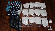 Z pa�ování lék� a chemikálií pro výrobu pervitinu p�evá�n� z Polska ob�alovala...