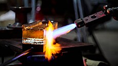 Trofeje pro leto�ní Jizerskou padesátku vytvo�ili um�lci ze spole�nosti Lasvit.