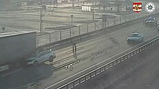 Auto v plné rychlosti narazilo do kamionu, �idi� sám vystoupil