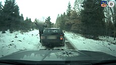 Ují�d�jícího �idi�e nezastavil ani PIT manévr, nakonec boural na lesní cest�
