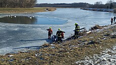 Hasi�i z Kvasic na Krom��í�sku opakovan� zasahovali na �ece Morav� kv�li...