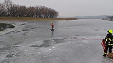 Hasi�i z Kvasic na Krom��í�sku opakovan� zasahovali na �ece Morav� kv�li...