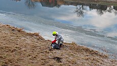 Hasi�i z Kvasic na Krom��í�sku opakovan� zasahovali na �ece Morav� kv�li...