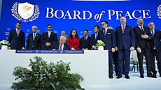 Americký prezident Donald Trump v Davosu spolu s pozvanými státníky podepsal...