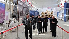 Severokorejský v�dce Kim �ong-un nav�tívil um�lecké studio vyráb�jící sochy a...