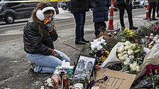 Dívka plá�e u památníku Alexe Prettiho zast�eleného imigra�ními agenty v...