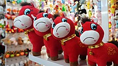 �ervený koník se smutným výrazem se stal v �ín� ne�ekaným hitem. Lidem...