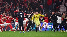 Ukrajinský branká� Anatolij Trubin slaví se spoluhrá�i z Benfiky Lisabon sv�j...