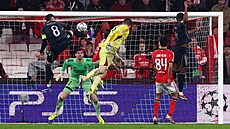 Ukrajinský branká� Anatolij Trubin z Benfiky Lisabon se trefuje proti Realu...