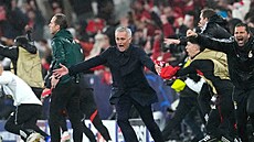 José Mourinho, portugalský kou� Benfiky Lisabon slaví �tvrtý gól do sít� Realu...