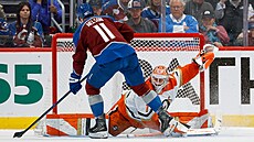 Luká� Dostál se roztahuje proti nájezdu Brocka Nelsona.