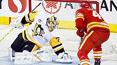 Gólman Pittsburghu Stuart Skinner zasahuje proti Adamu Klapkovi.