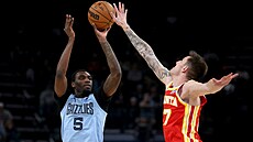 Vít Krej�í se sna�í zablokovat st�elu Vince Williamse Juniora.