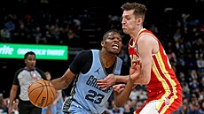 Cedric Coward se sna�í najet p�es Víta Krej�ího do ko�e.