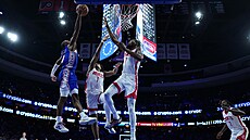 Tyrese Maxey nají�dí do ko�e, Kevin Durant jeho ránu blokuje.