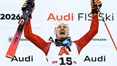 Raku�an Manuel Feller slaví triumf ve slalomu v Kitzbühelu.