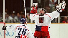 Dominik Ha�ek slaví s Martinem Strakou poté, co Kanad� chytil rozhodující...