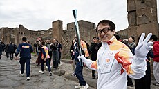 Jackie Chan proná�í olympijskou pochode� Pompejemi.