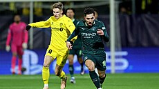 Domácí Fredrik Sjövold nahání Rayana Cherkiho z Manchesteru City.