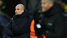 Trenér Pep Guardiola sleduje utkání proti Bodö/Glimt.