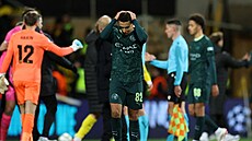 Rico Lewis smutní po porá�ce Manchesteru City.