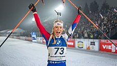 Ilona Plechá�ová slaví v cíli vytrvalostního závodu ve Vyso�ina Aren�.