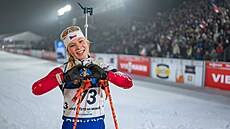 Ilona Plechá�ová slaví v cíli vytrvalostního závodu ve Vyso�ina Aren�.