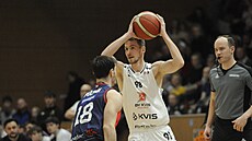 Pardubický Jakub T�ma hledá spoluhrá�e p�es bránícího Viktora P�lpána.