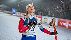 Ilona Plechá�ová slaví v cíli vytrvalostního závodu ve Vyso�ina Aren�.