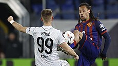 Koba Koindredi a Amar Memi� se natahují po mí�i.