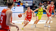 Pauline Astierová brání Carlottu Zanardiovou.