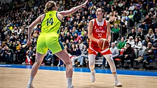 Jessica Shepardová sleduje ko� p�es bránící Emese Hofovou.