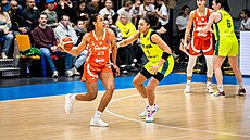 Marieme Badianová vymý�lí úto�nou akci, brání ji Janelle Salaunová.