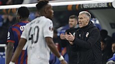 Trenér Plzn� Martin Hyský podporuje své sv��ence v utkání s Basilejí.