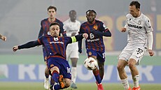 Kapitán Basileje Xherdan Shaqiri se natahuje po mí�i, vedle n�j plze�ský Mat�j...