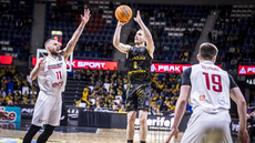 Mat�j Svoboda se sna�í zabránit ve st�ele Marcelinho Huertasovi.