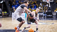 Marcelinho Huertas hledá nahrávkou spoluhrá�e pod ko�em.