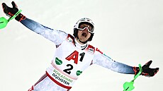 Henrik Kristoffersen slaví slalomový triumf ve Schladmingu.