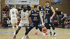 D��ínský kapitán Luká� Fe�tr brán�ný Jamondou Bryantem.