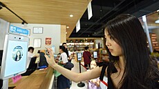 �ínská firma Alipay p�idala do svého platebního systému zkrá�lující filtry, aby...