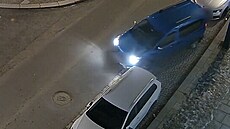 �idi� vyjel z podélného stání a� napodruhé, pak poni�il zrcátko u auta, které...