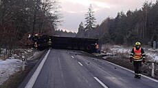 Kamion se p�evrátil na silnici mezi �eskými Velenicemi a Novou Vsí nad Lu�nicí.