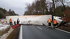 Kamion se p�evrátil na silnici mezi �eskými Velenicemi a Novou Vsí nad Lu�nicí....